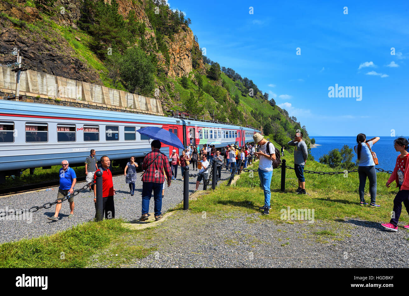 KIRKIREY, région d'Irkoutsk, RUSSIE - Juillet 29,2016 : Baikal Express. Les touristes de différents pays se rendant sur sites de Circum-Baikal de fer. L'arrêt Banque D'Images