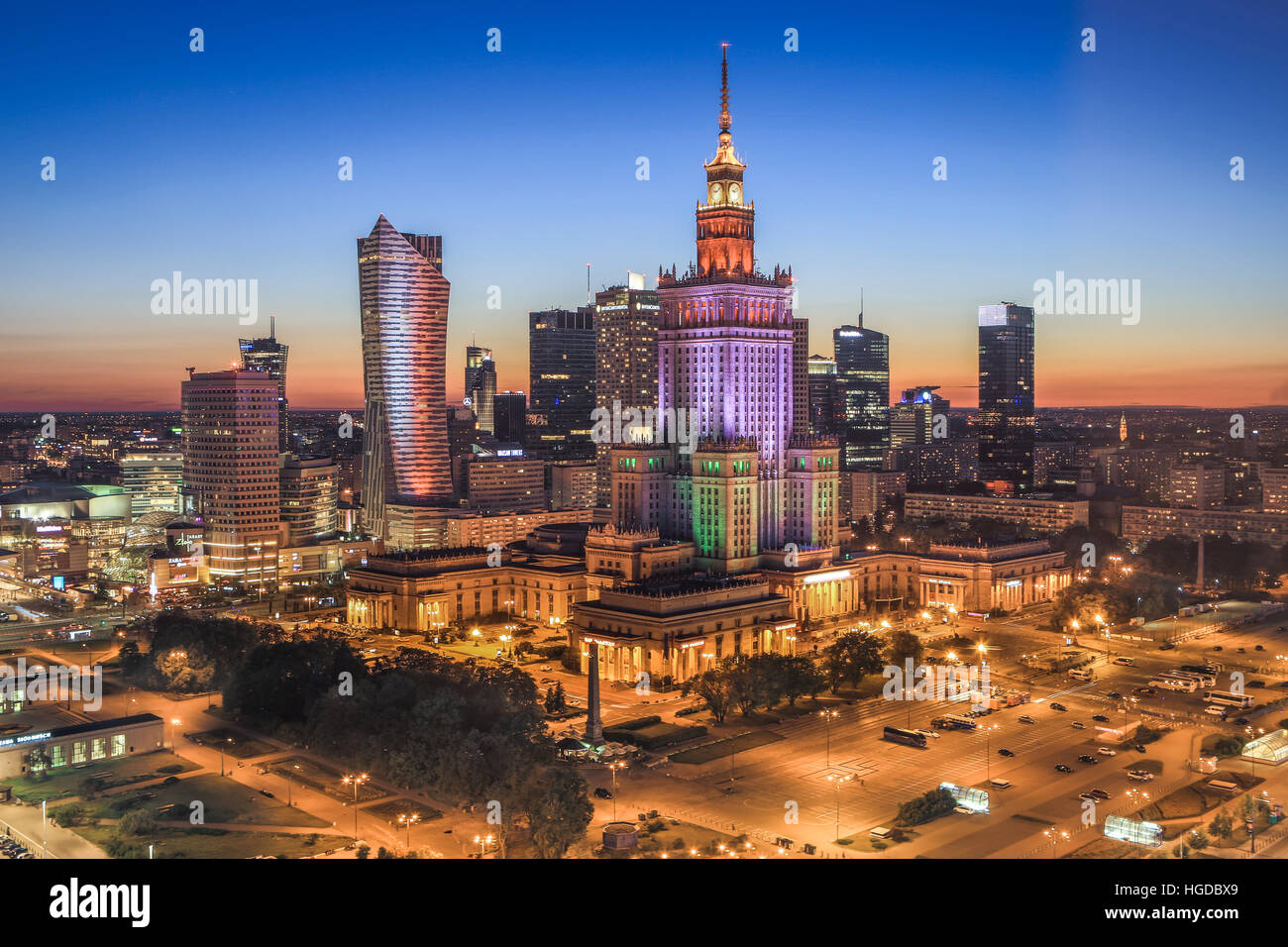Skyline et le Palais de la Culture et de la science dans la construction de la ville de Varsovie par nuit Banque D'Images