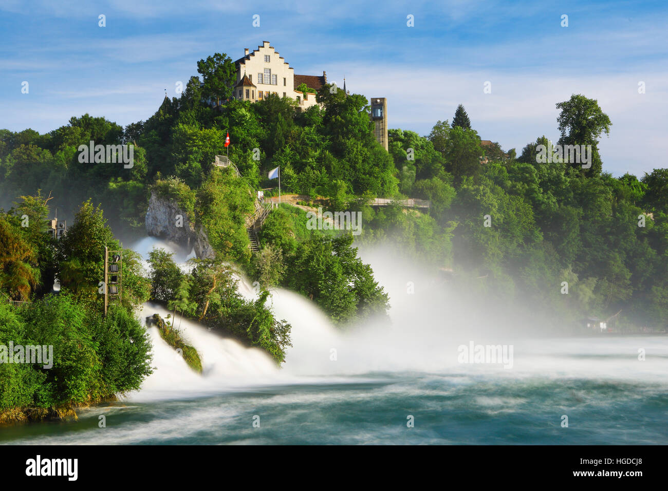 Les chutes du Rhin avec le château de Laufen, Suisse Banque D'Images