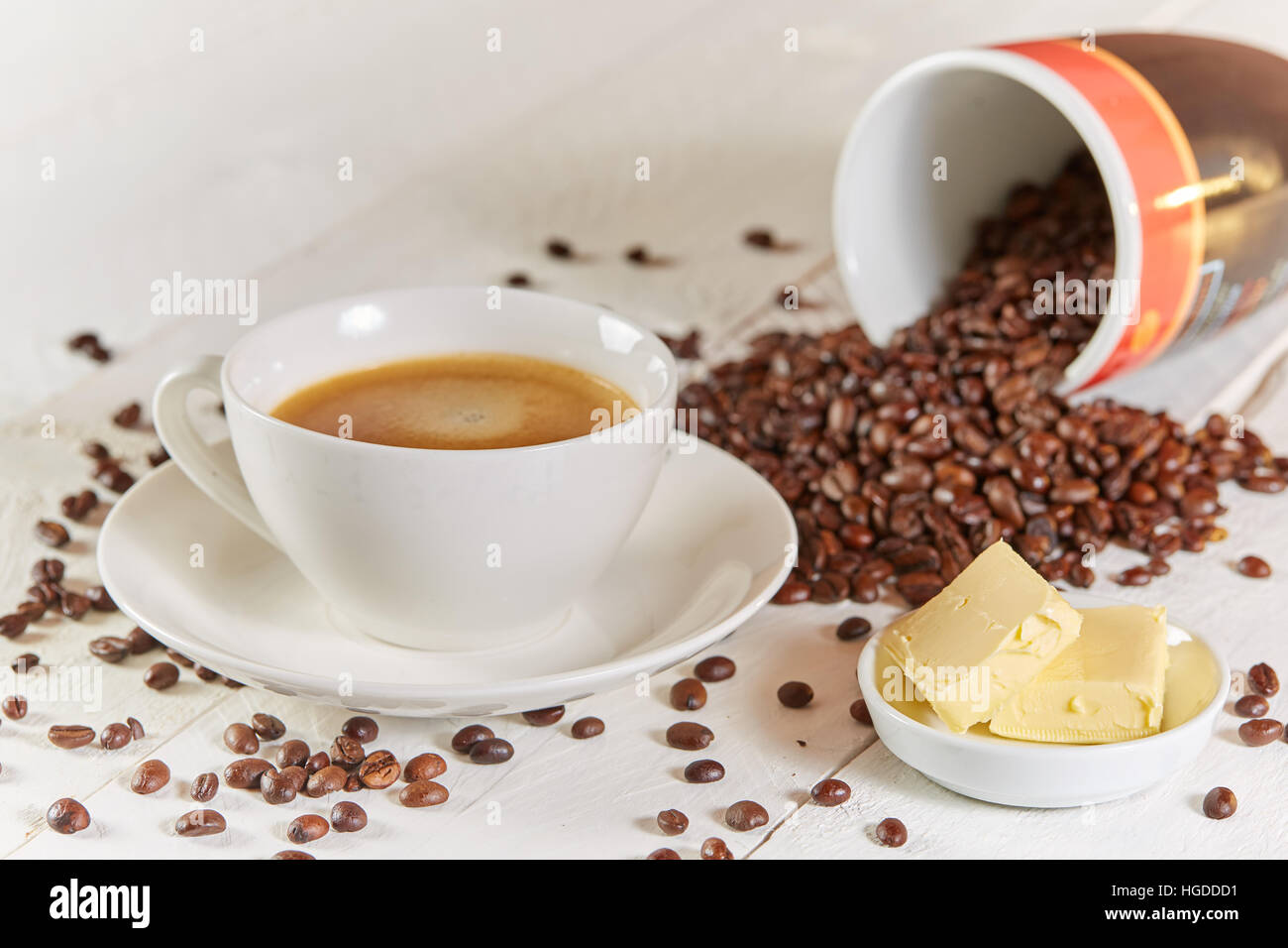 Bulletproof coffee avec du beurre et de haricots sur tableau blanc Banque D'Images