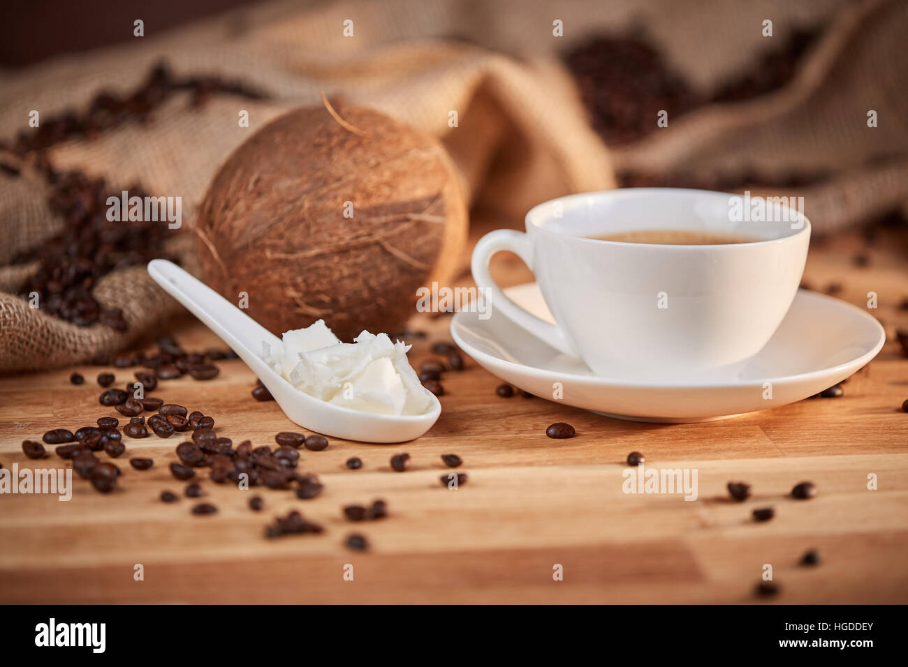 Avec le beurre de noix de coco café à toute épreuve sur blanc sur la cuillère de table marron Banque D'Images