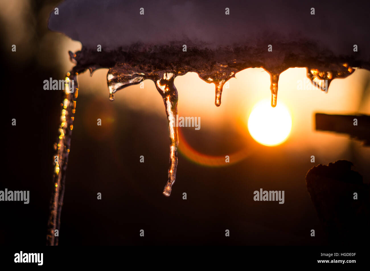 Les glaçons soutenue par un ciel coucher de soleil d'hiver coloré Banque D'Images