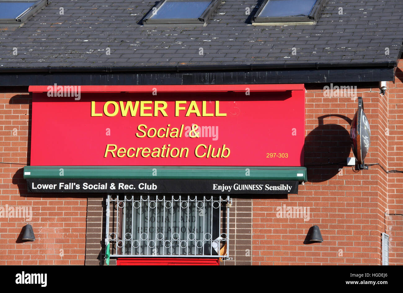 Lower Falls et Social Club de Loisirs en Irlande du Nord Banque D'Images