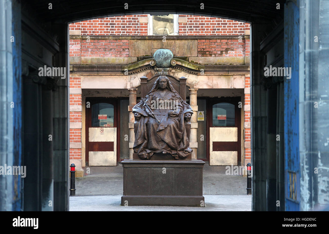 Statue de la reine Victoria à l'historique Royal Victoria Hospital à l'Ouest de Belfast Banque D'Images