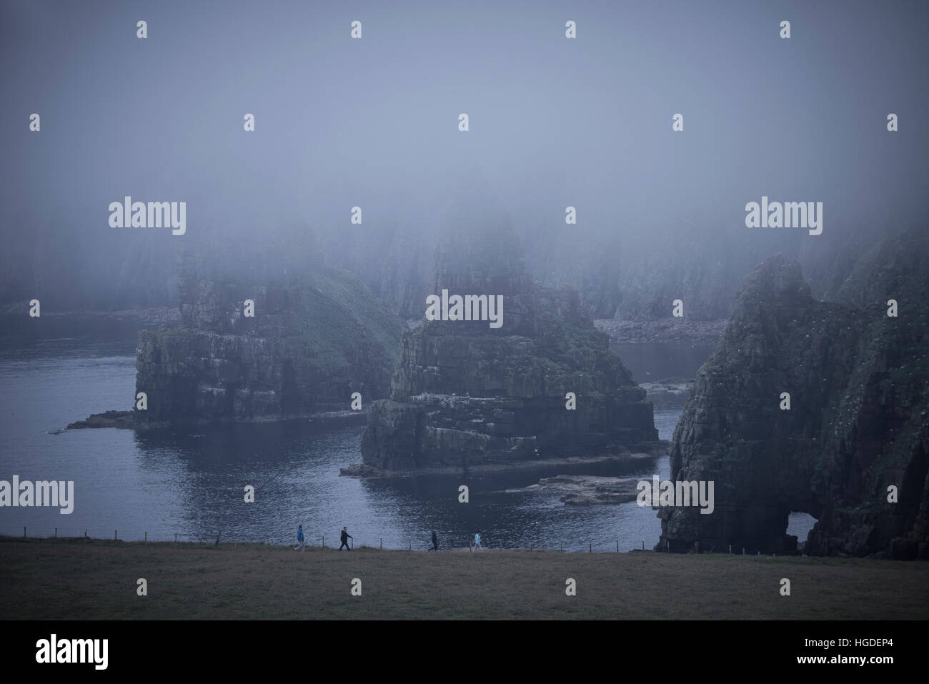 L'Écosse, Highlands, l'île de Skye, John O'Groats, Duncansby Head, les gens de la randonnée le long de l'autre Banque D'Images