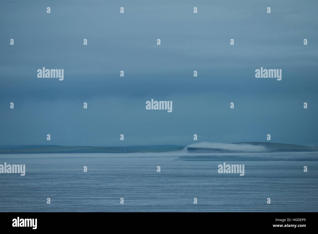L'Écosse, Highlands, l'île de Skye, John O'Groats, Duncansby Head, brouillard roulant sur les îles Orkney Banque D'Images