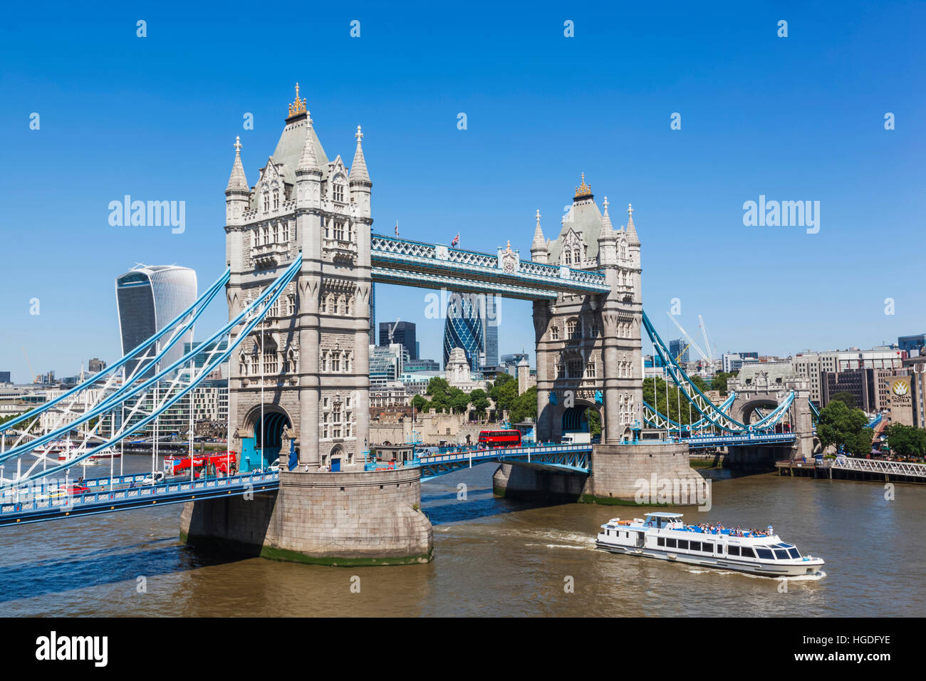 L'Angleterre, Londres, Tower Bridge et sur les toits de la ville Banque D'Images