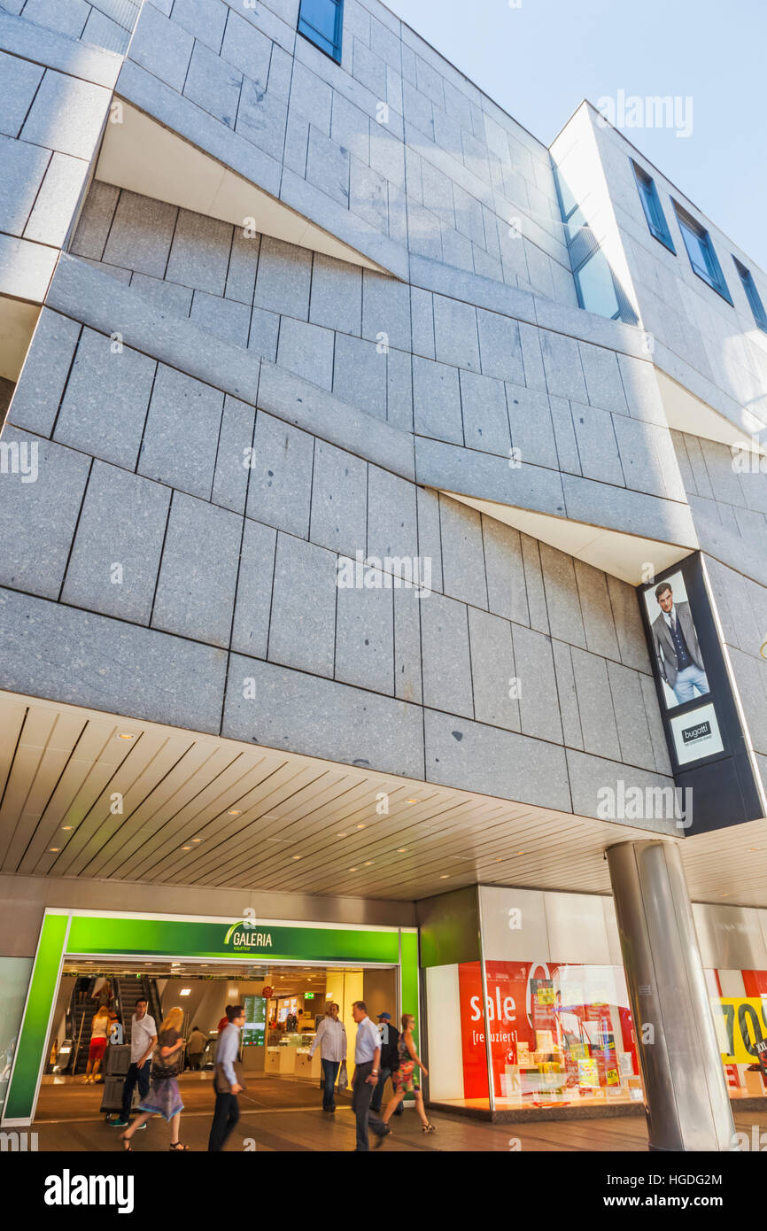 Germany, Bavaria, Munich, rue Commerçante Kaufingerstrasse, entrée au Grand Magasin Kaufhof Banque D'Images