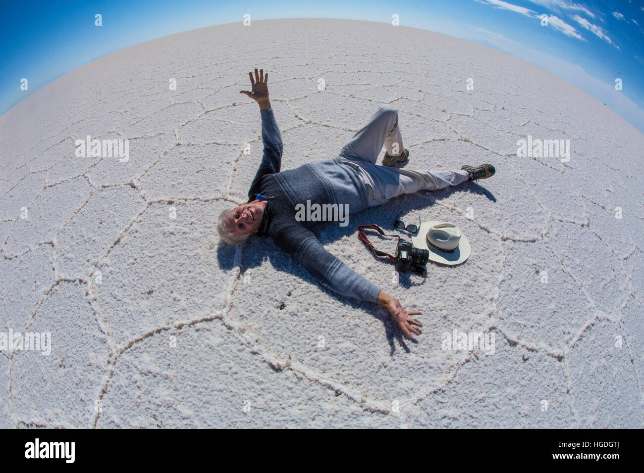 L'homme couché sur le lac de sel d'Uyuni, plus grand lac salé de l'Amérique du Sud, Banque D'Images