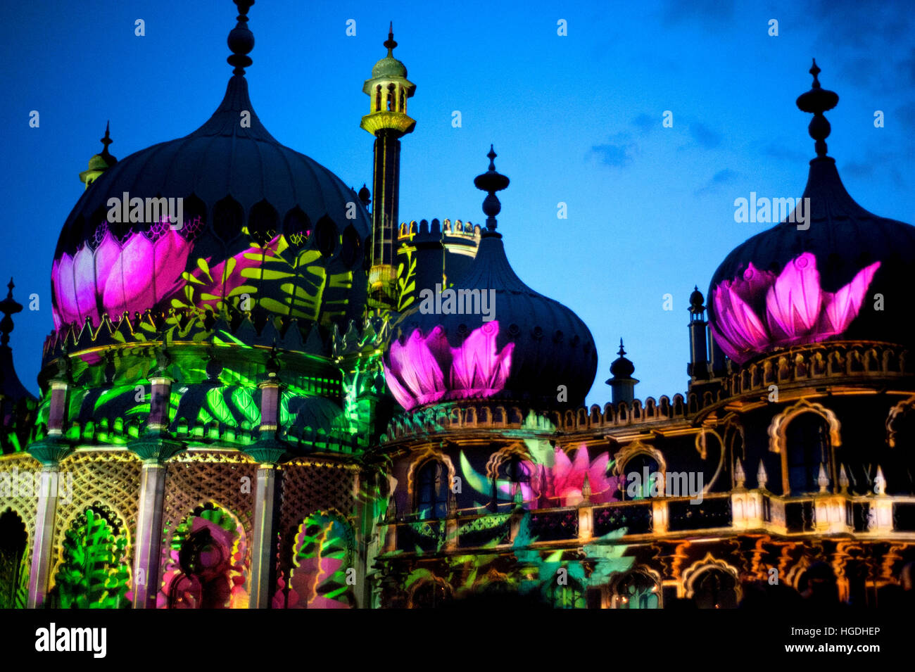 Le célèbre Royal Pavilion est éclairé avec des illuminations et des lotus au cours de la 2016 Brighton Festival, le Dr. Blighty show. Banque D'Images