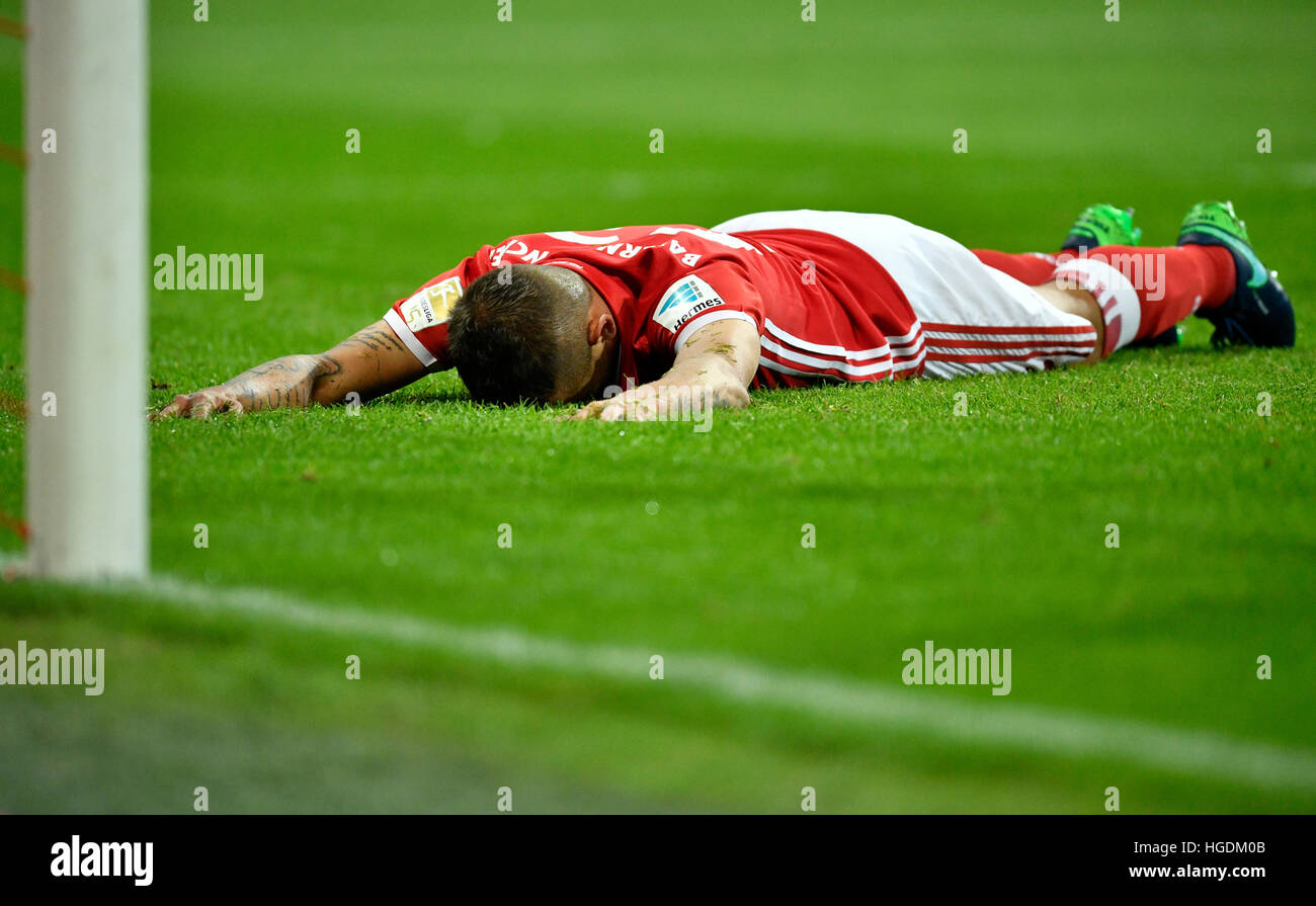 Rafinha étendue sur le sol, déçu, Bayern Munich, l'Allianz Arena, Munich, Bavière, Allemagne Banque D'Images