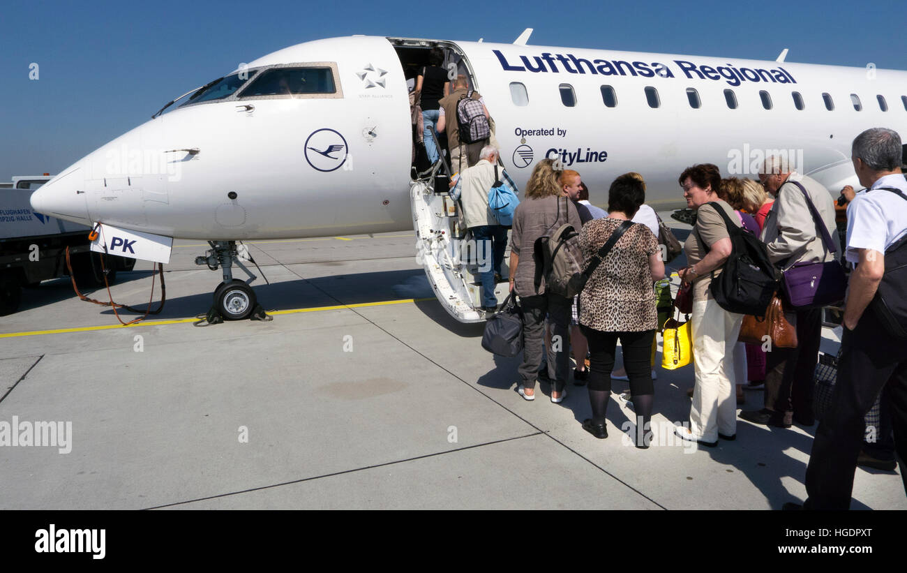 Bombardier CRJ 700 de la Lufthansa aéroport Leipzig Halle Allemagne Banque D'Images