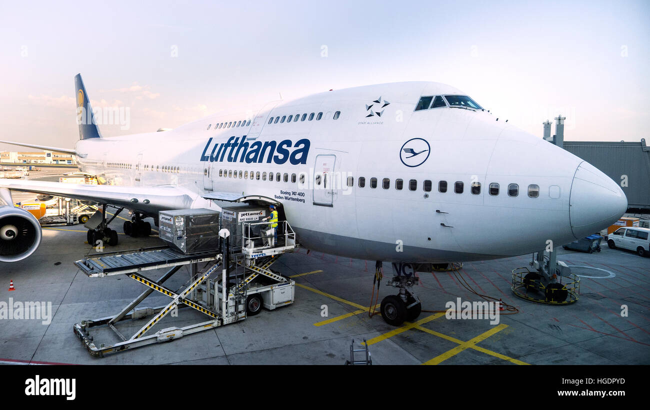 Boeing 747 de la Lufthansa chargement de l'aéroport de Francfort Allemagne Banque D'Images