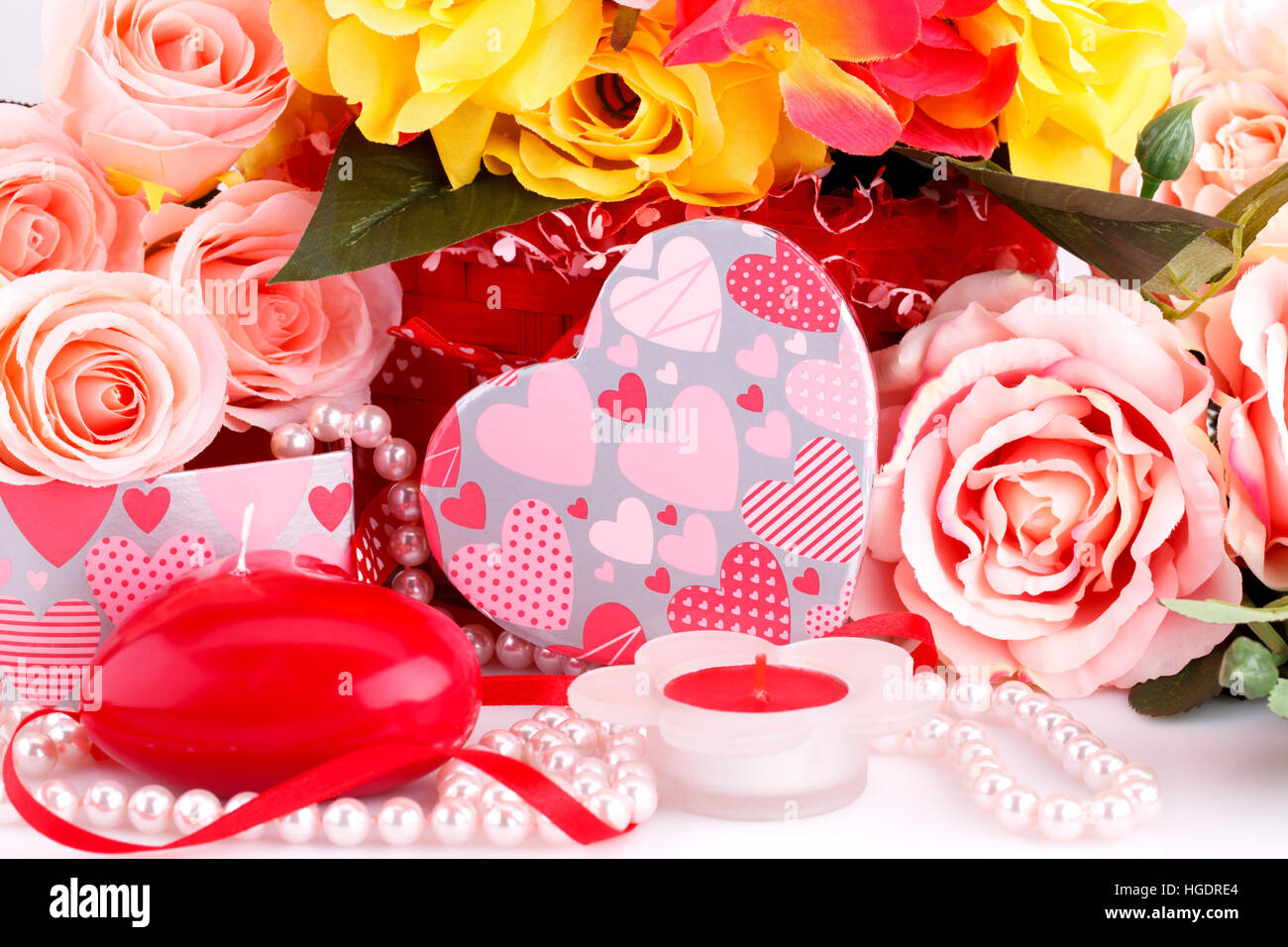 Roses colorés, bougies, perles et gift photo. Banque D'Images