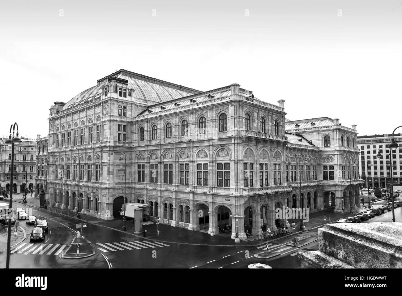 Photo en noir et blanc vue sur l'opéra de Vienne, Autriche state house Banque D'Images