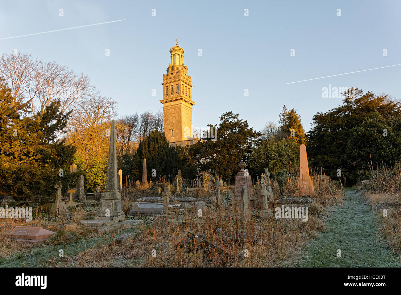 Les pierres tombales du cimetière de Lansdown avec Beckford's Tower dans l'arrière-plan Banque D'Images