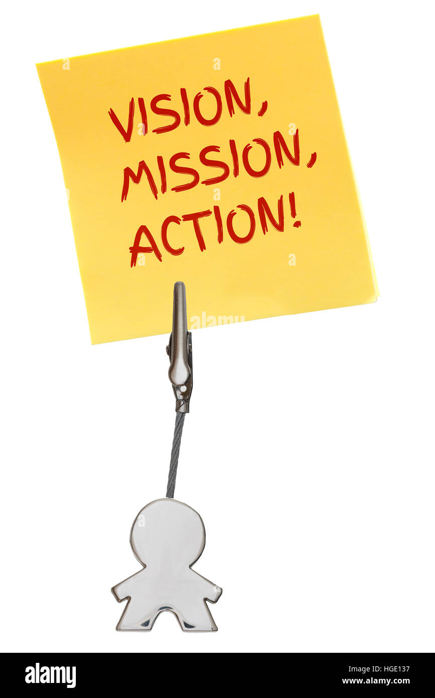 L'homme figure un porte-carte avec collier maintenant un papier jaune remarque LA VISION, LA MISSION, l'action ; isolé sur fond blanc, personnalisable Banque D'Images