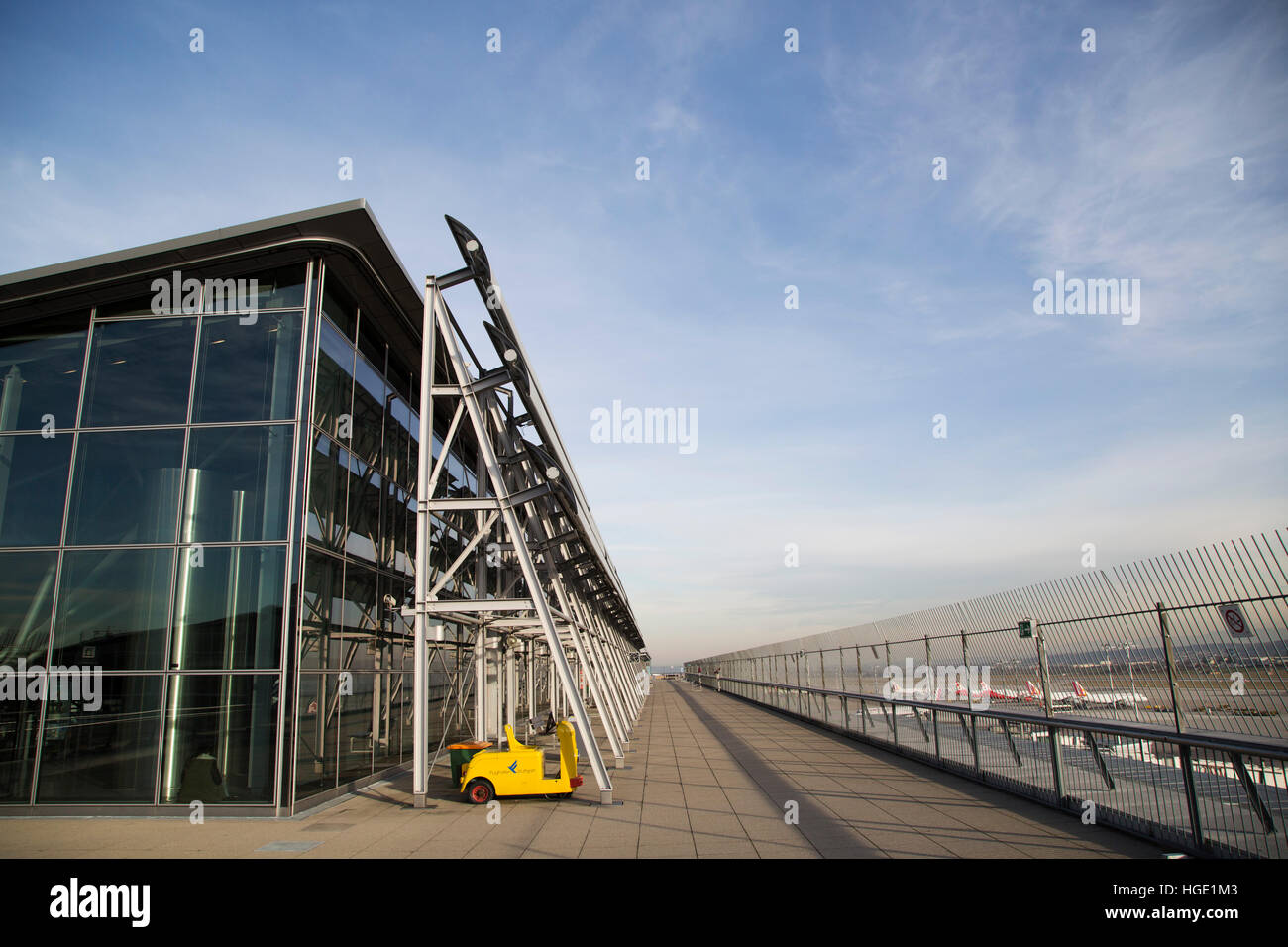 La galerie d'observation de la piste de l'aéroport de Stuttgart à Stuttgart, en Allemagne. Banque D'Images