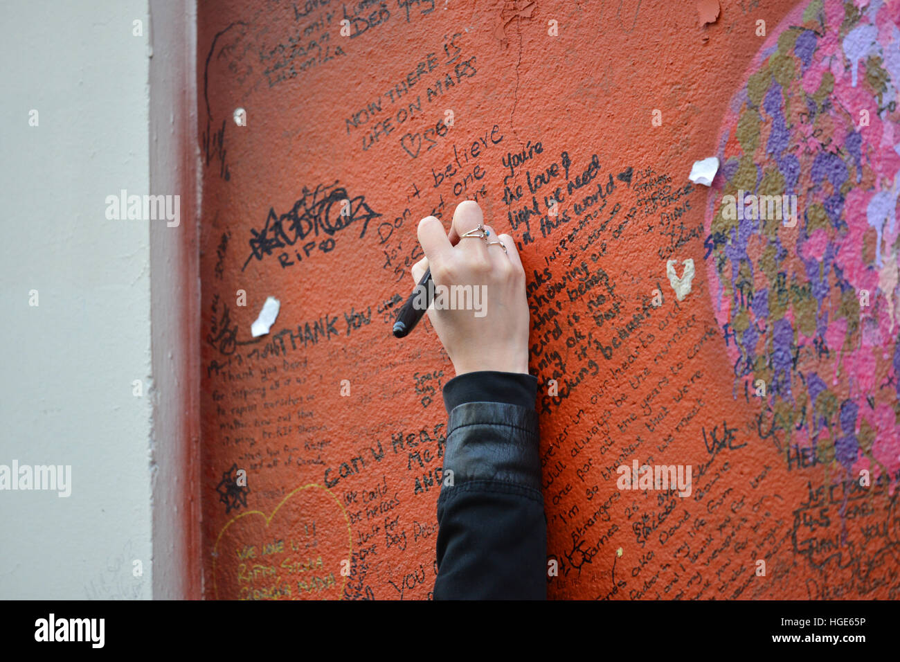 Brixton, Londres, Royaume-Uni. 8 janvier 2017. Les gens à la peinture murale à Brixton, respecte David Bowie 70e anniversaire Banque D'Images