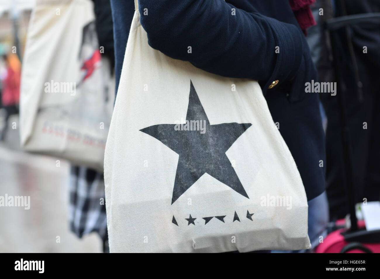 Brixton, Londres, Royaume-Uni. 8 janvier 2017. Les gens à la peinture murale à Brixton, respecte David Bowie 70e anniversaire Banque D'Images