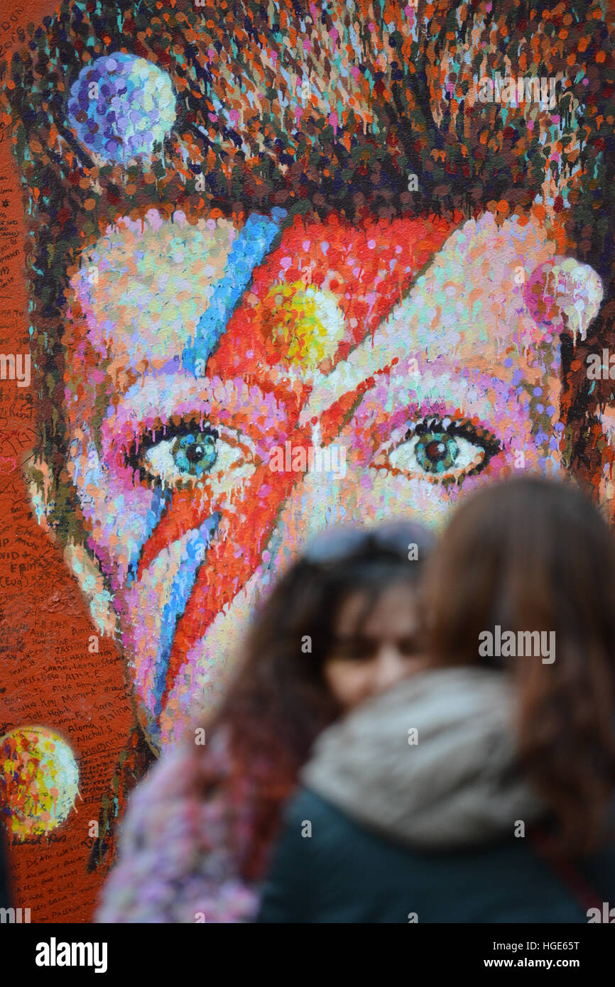 Brixton, Londres, Royaume-Uni. 8 janvier 2017. Les gens à la peinture murale à Brixton, respecte David Bowie 70e anniversaire Banque D'Images