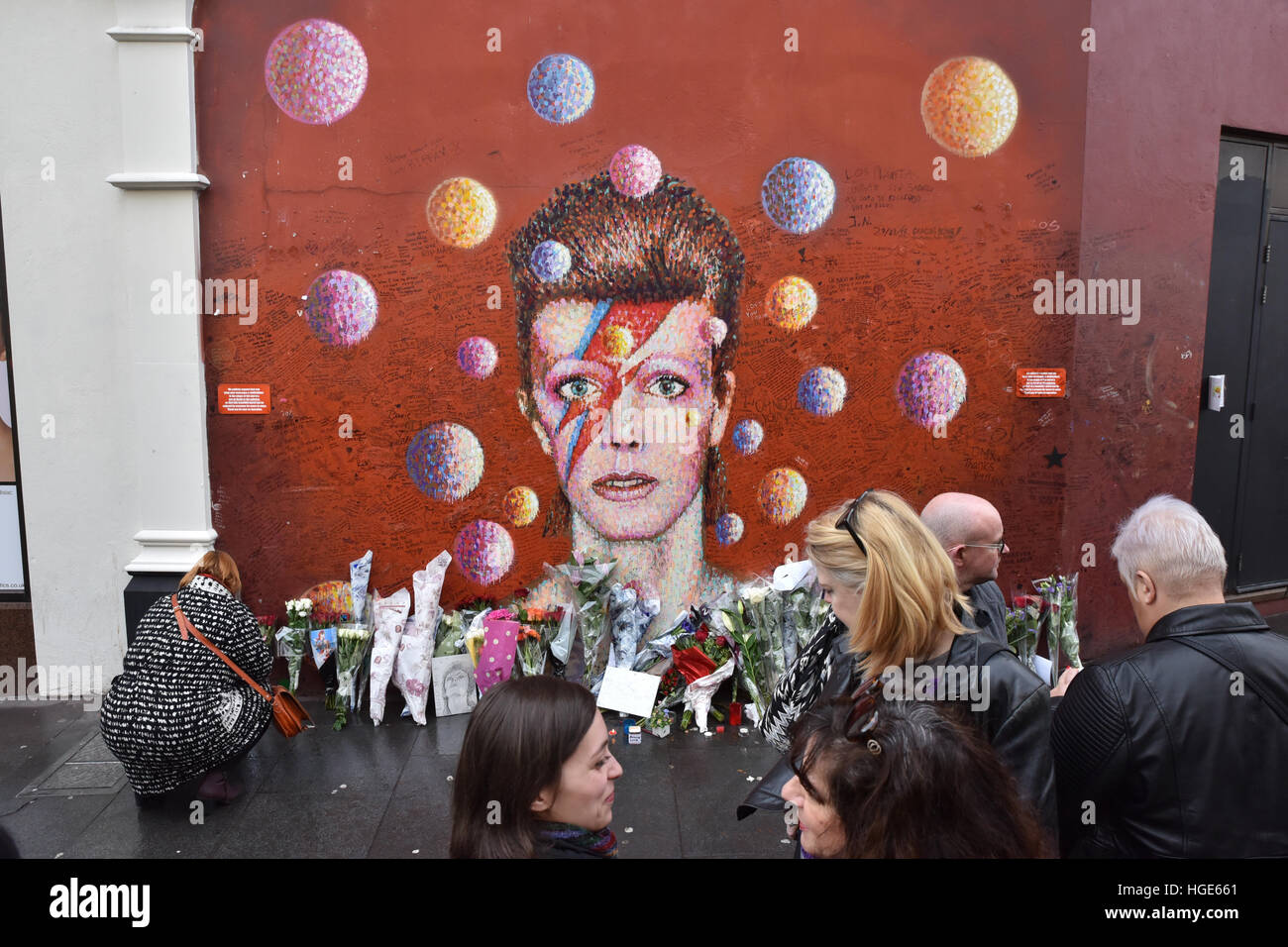 Brixton, Londres, Royaume-Uni. 8 janvier 2017. Les gens à la peinture murale à Brixton, respecte David Bowie 70e anniversaire Banque D'Images