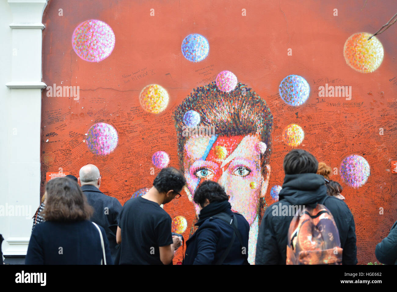 Brixton, Londres, Royaume-Uni. 8 janvier 2017. Les gens à la peinture murale à Brixton, respecte David Bowie 70e anniversaire Banque D'Images