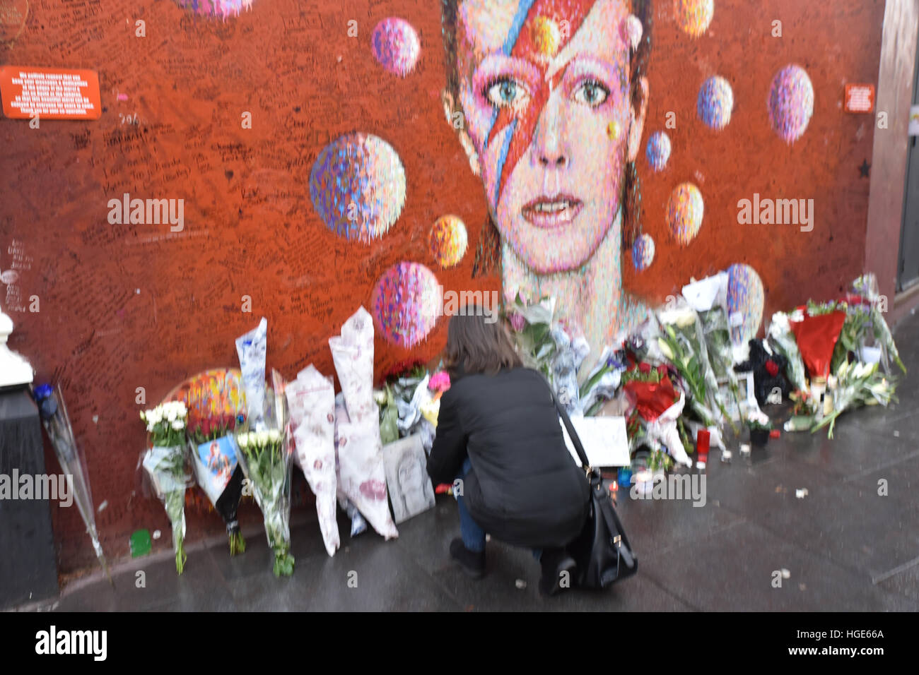 Brixton, Londres, Royaume-Uni. 8 janvier 2017. Les gens à la peinture murale à Brixton, respecte David Bowie 70e anniversaire Banque D'Images