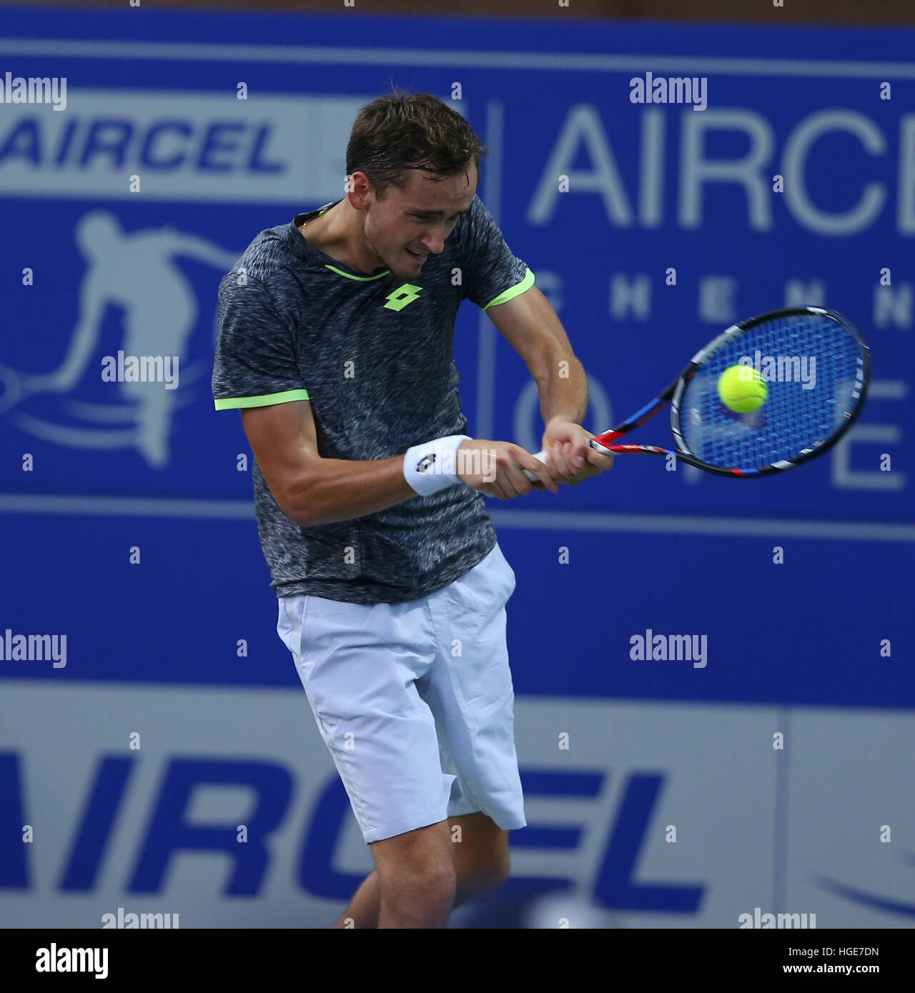 Chennai, Inde. 8 Janvier 2017 : Open de Chennai : Daniil MEDVEDEV (RUS) renvoie son adversaire Roberto BAUTISTA AGUT (ESP) par 6-3,6-4. à Chennai le 8 Jan 2017 et est devenu le coureur de l'AIRCEL Chennai Open de 2017. Crédit : Philippe SUKUMAR/Alamy Live News Banque D'Images