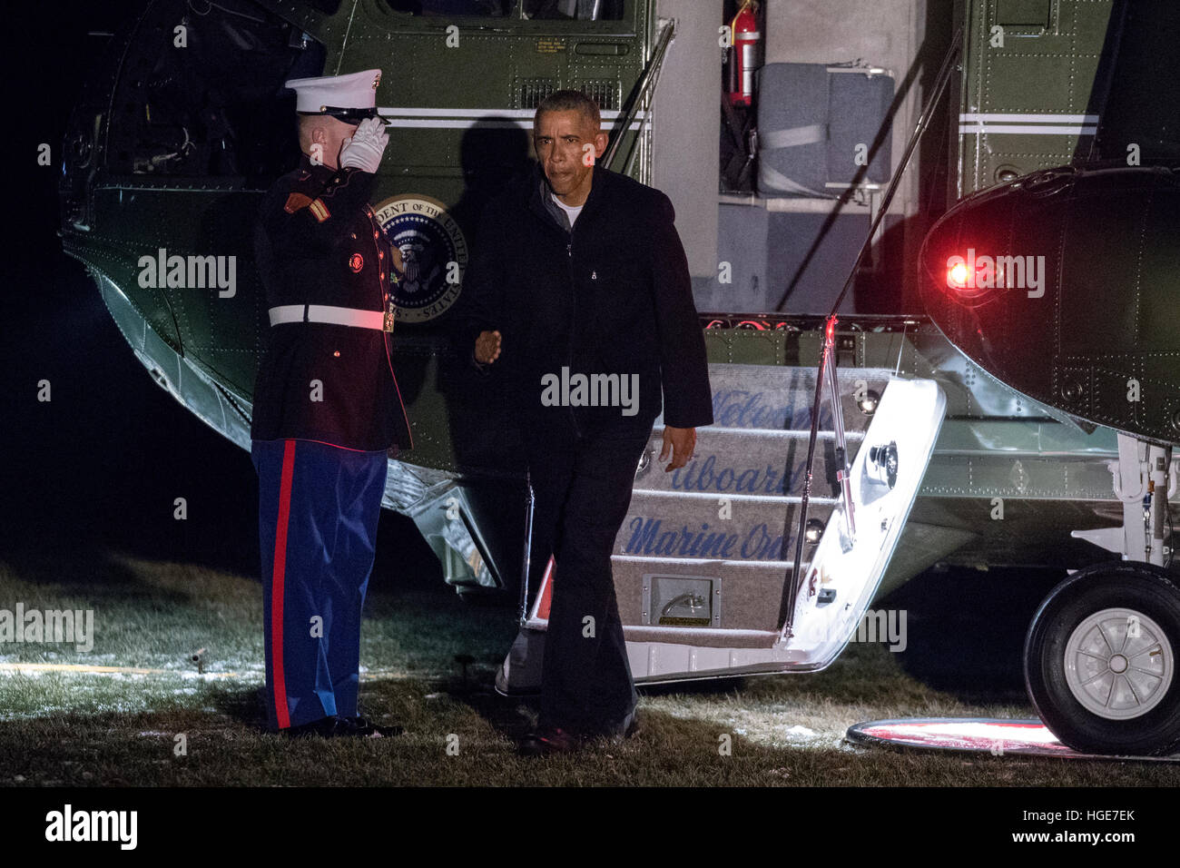 Washington, DC, USA. 07Th Jan, 2017. Le président américain Barack Obama sort un marin sur la pelouse Sud de la Maison Blanche à Washington, DC, USA, 07 janvier 2017. Le président Obama était sur une soirée voyage en Floride pour assister à un mariage. Credit : Shawn Thew/Piscine via CNP - PAS DE SERVICE DE FIL- Photo : Shawn Thew/consolidé/dpa/Alamy Live News Banque D'Images