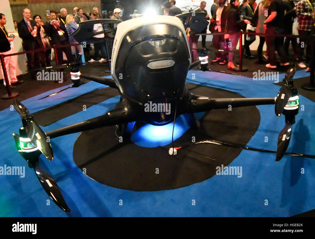 Las Vegas NV, USA. Jan 7, 2017. Deux homme Ehang-184 de l'afficheur pendant le drone jour 2 au CES de 2017. CES célèbre son 50ième anniversaire cette année avec un estimé 175 000 à assister aux quatre jours de show qui commence Jan 5e à la 8e.Photos par Gene Blevins/LA Daily News/ZumaPress. © Gene Blevins/ZUMA/Alamy Fil Live News Banque D'Images