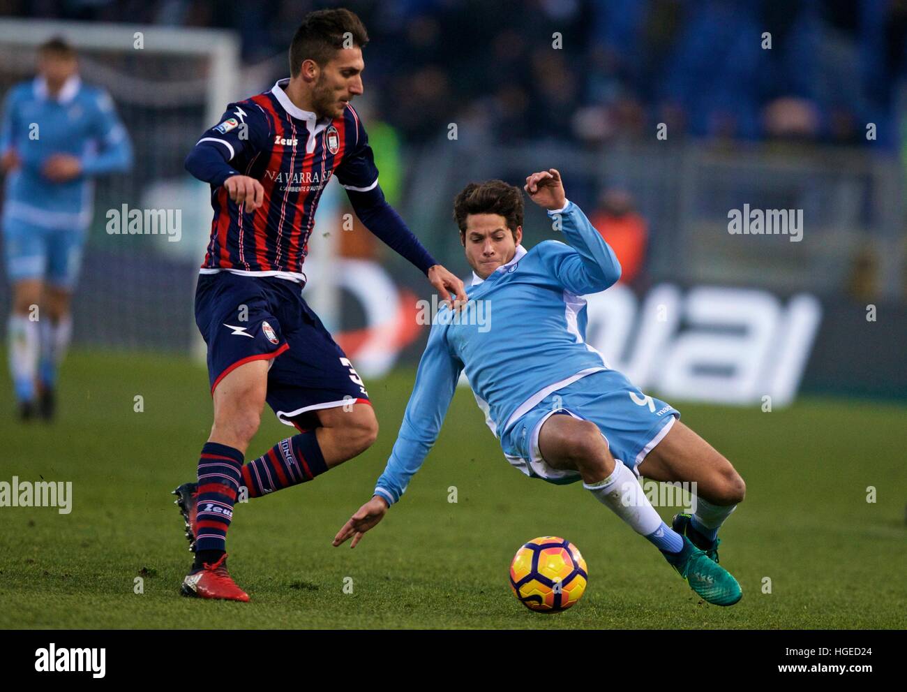 Rome, Italie. 8 janvier, 2017. Mario Sampirisi de Crotone(L) est en concurrence avec la SS Lazio Alessandro Rossi au cours de leur série un match au Stade olympique de Rome, Italie, le 8 janvier 2017. SS Lazio a gagné 1-0. © Jin Yu/Xinhua/Alamy Live News Banque D'Images