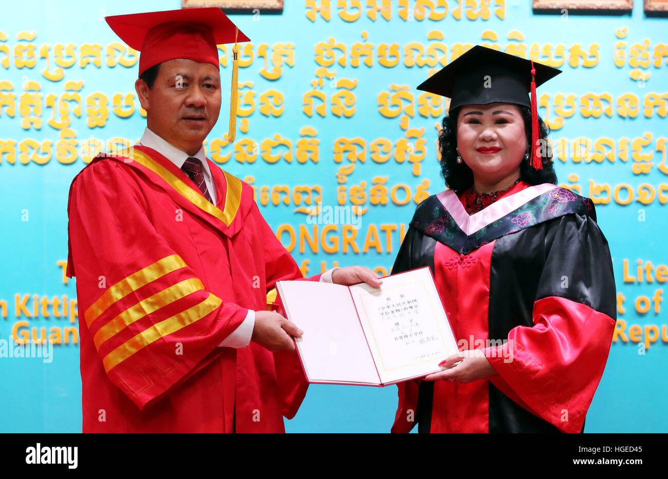 Phnom Penh, Cambodge. Jan 9, 2017. Le Premier ministre cambodgien Samdech Techo Hun Sen femme Bun Rany (R) reçoit un doctorat honorifique en littérature du xie Shangguo, président de l'Université des nationalités du Guangxi à Phnom Penh, Cambodge, le 9 janvier 2017. Bun Rany a obtenu le degré de sa contribution à la promotion des échanges bilatéraux. © Sovannara/Xinhua/Alamy Live News Banque D'Images