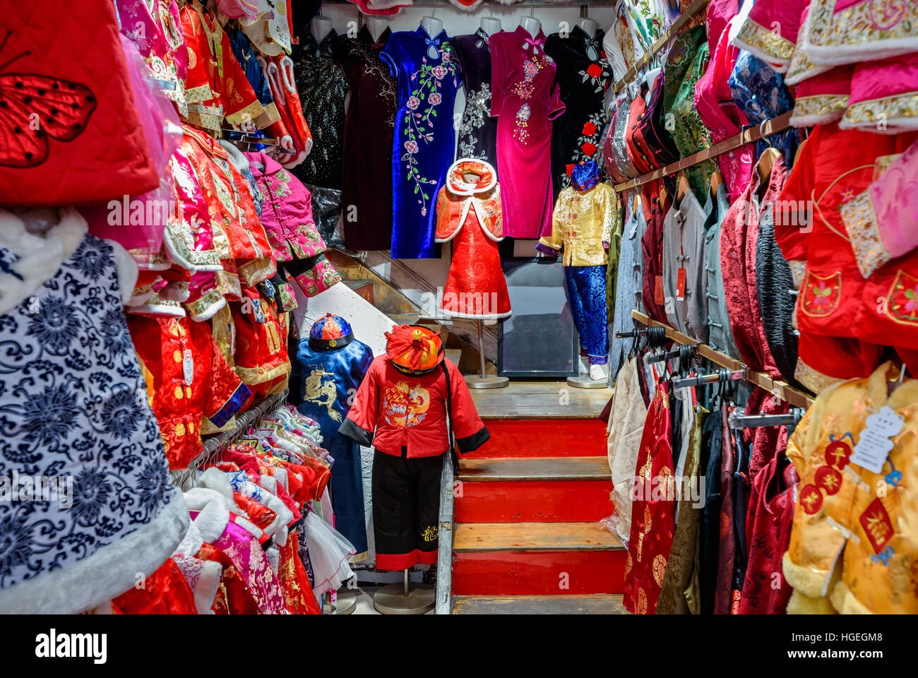 Des vêtements colorés suspendus dans un magasin à Shanghai en Chine. Banque D'Images