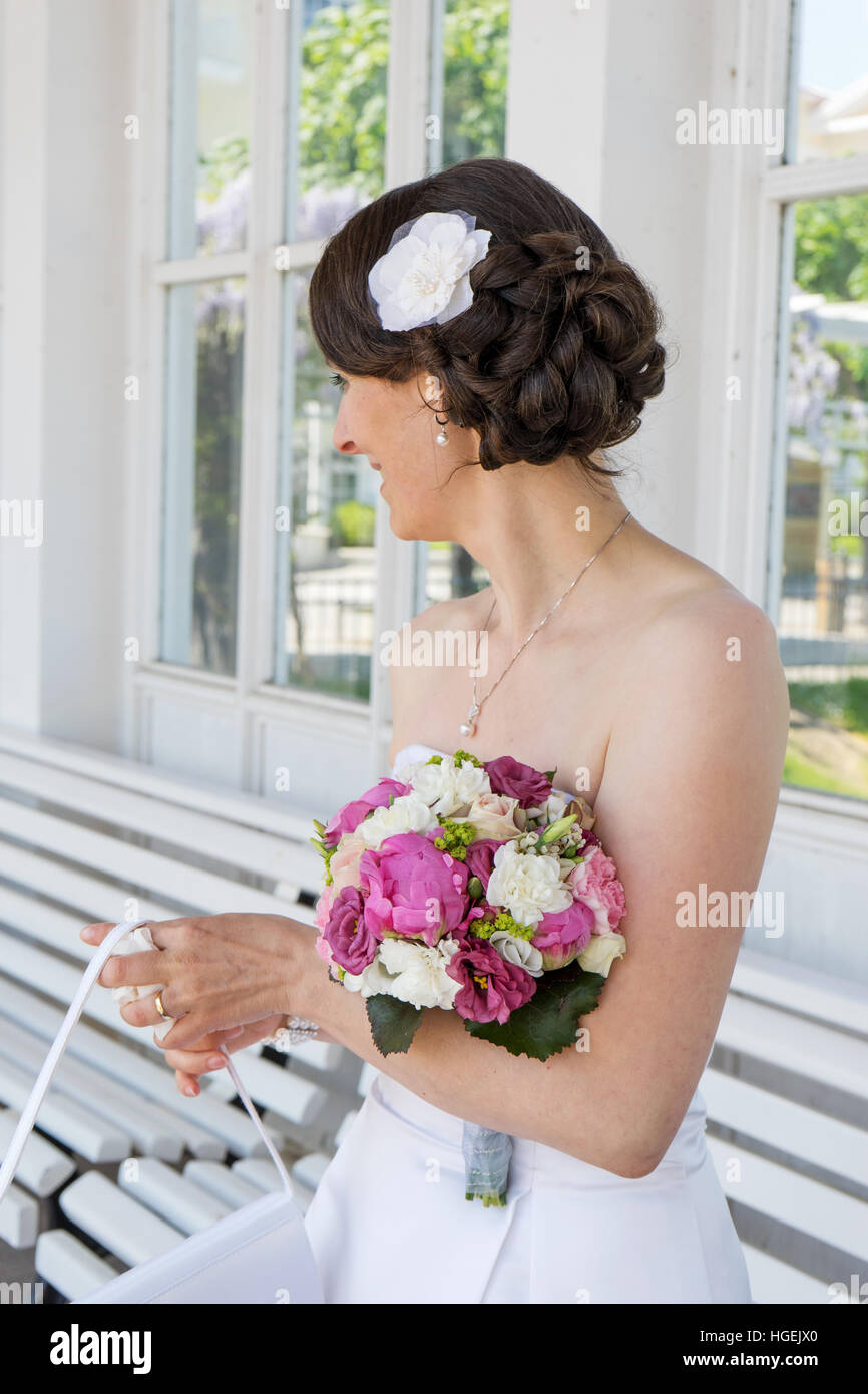 Mariée en robe blanche avec un bouquet de mariée Banque D'Images