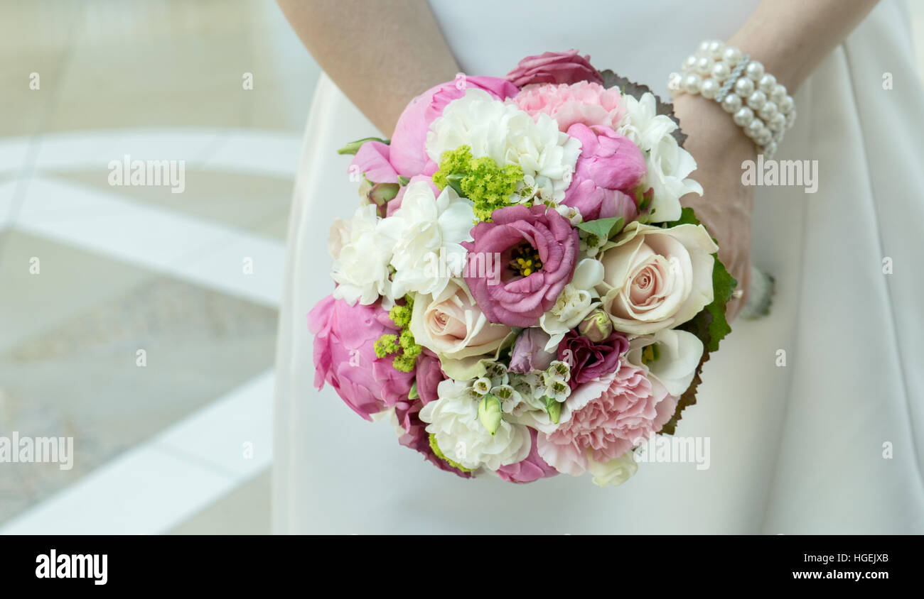 Mariée en robe blanche avec un bouquet de mariée Banque D'Images