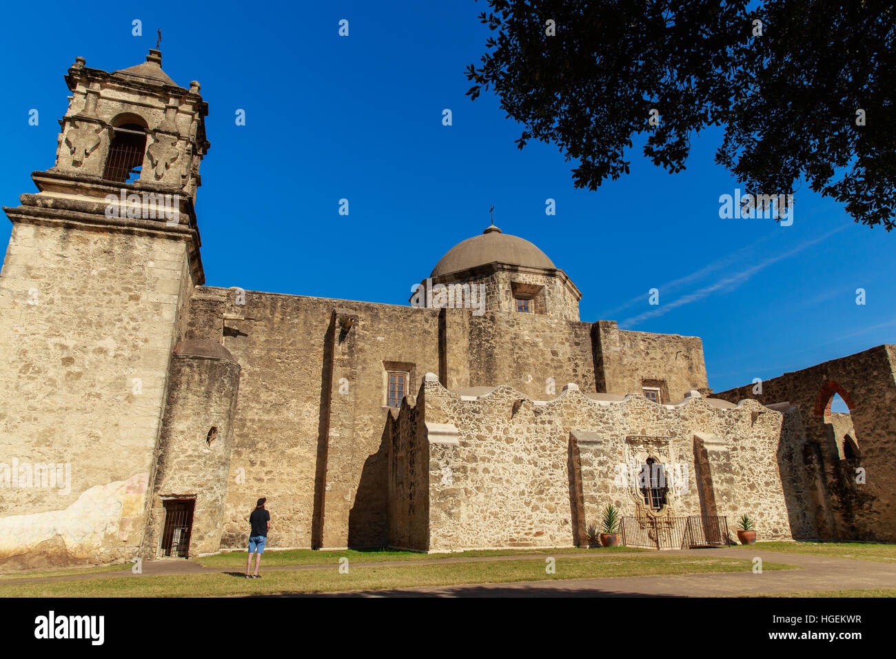 Un homme regarde le site du patrimoine mondial Mission San Jose à San Antonio, Texas, USA. Banque D'Images