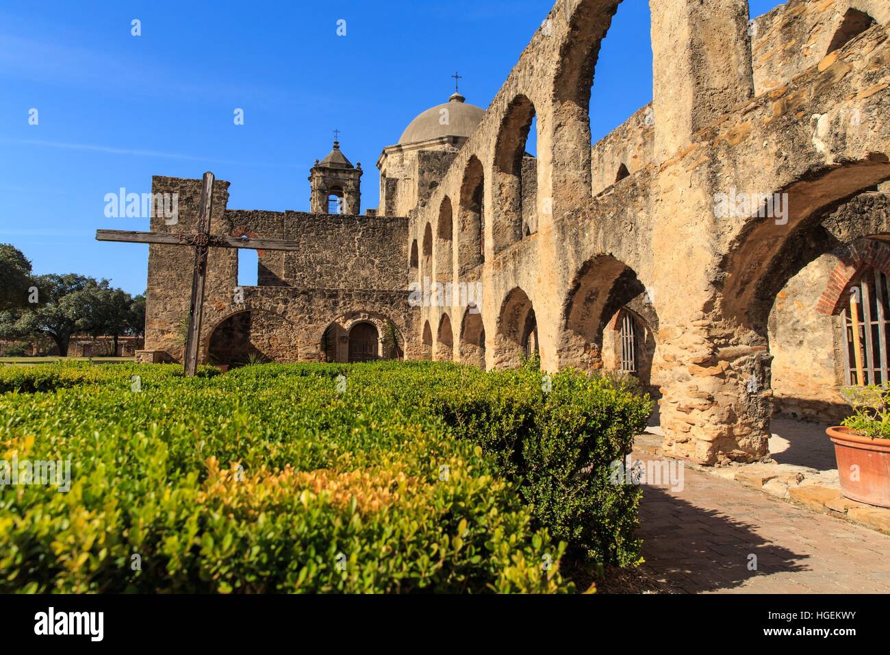 L'exploration de l'histoire sur une belle journée d'hiver à la Mission San Jose dans les missions Historical Park à San Antonio, Texas, USA Banque D'Images