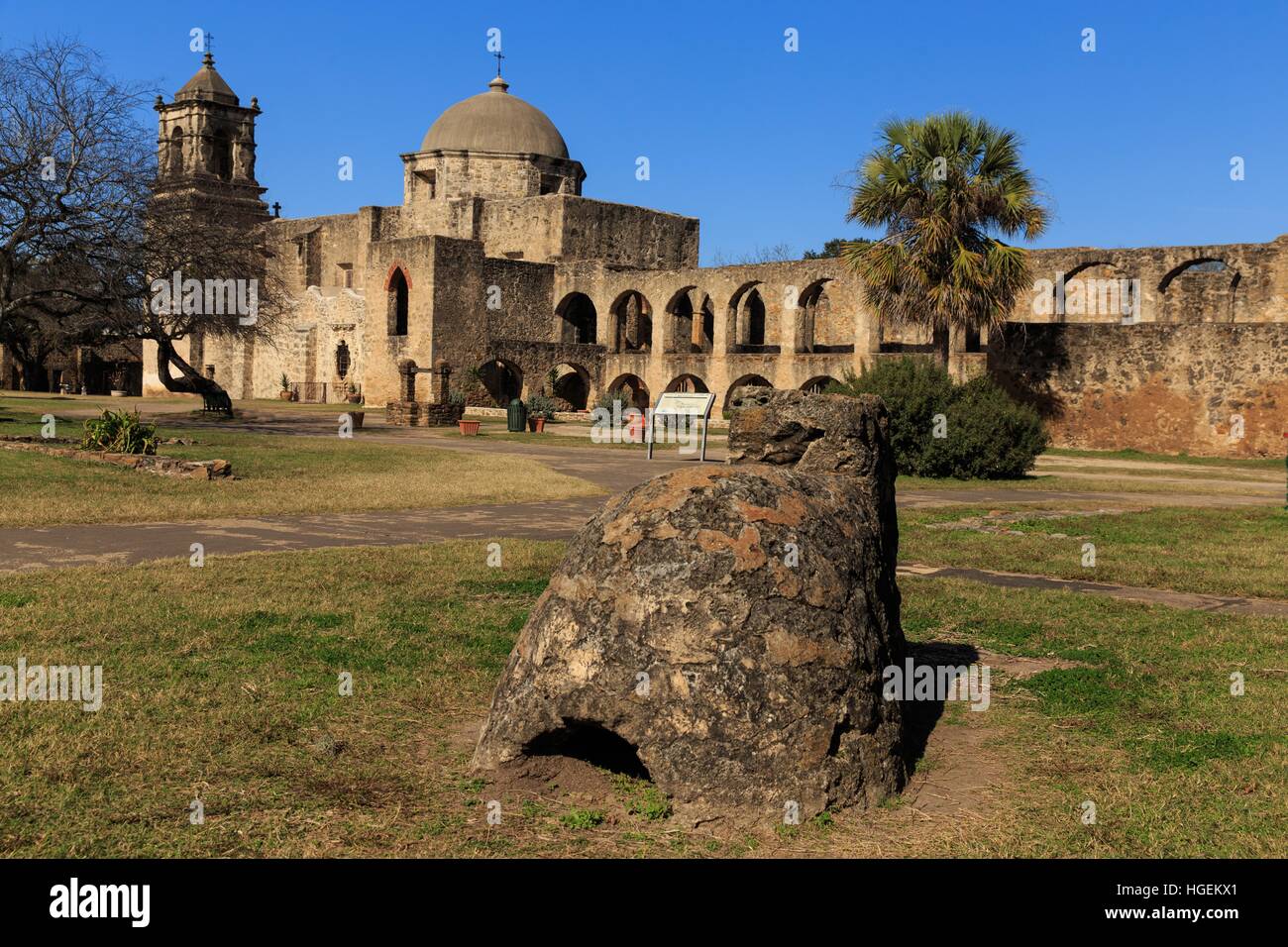 Un très vieux four en plein air se trouve sur le terrain de Mission San Jose à San Antonio, Texas, USA. Banque D'Images