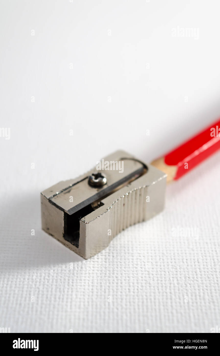 Une photographie d'un crayon et d'un taille-crayon en métal Banque D'Images