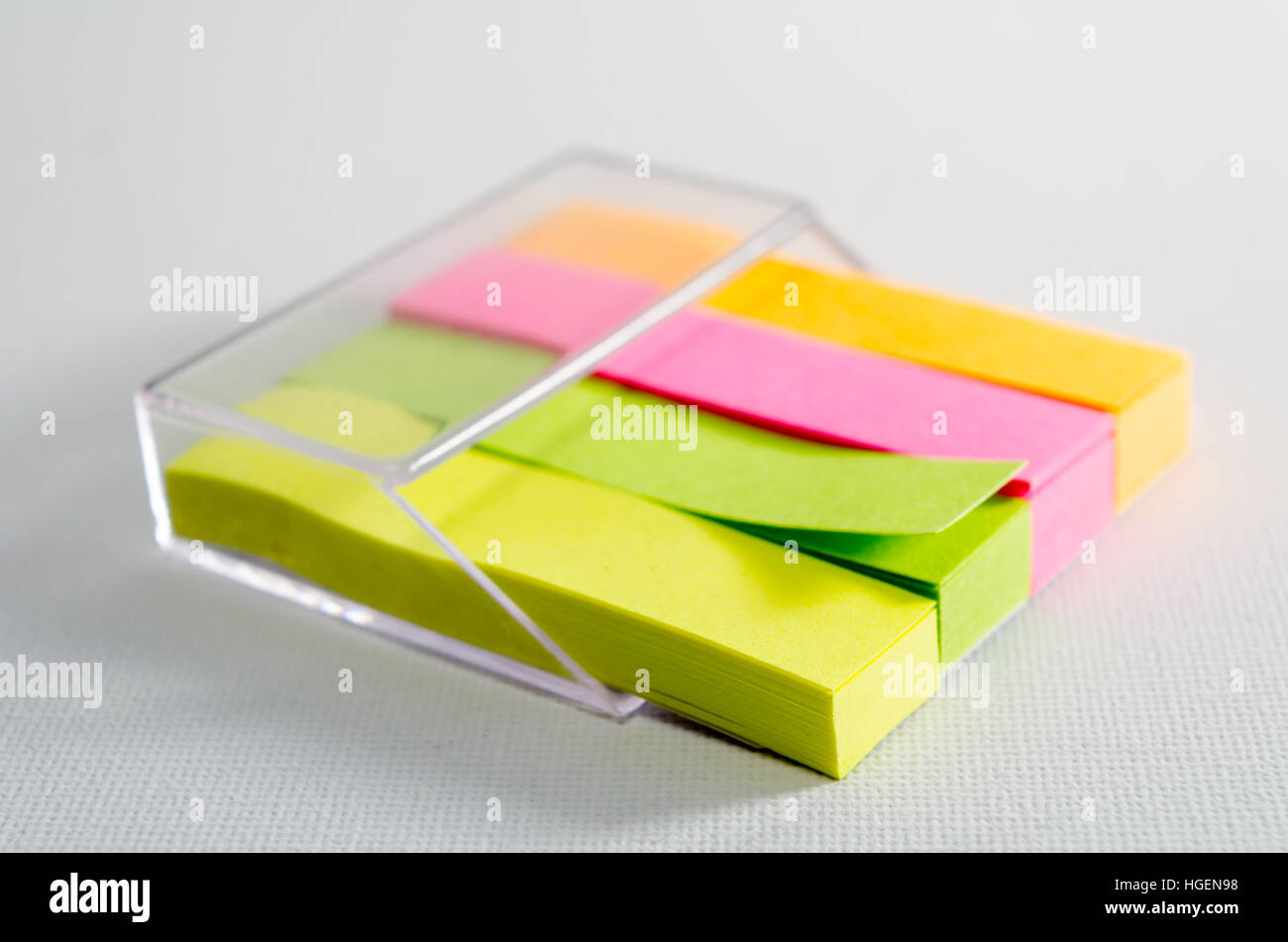 Une photographie de notes adhésives fluorescentes logé dans un support en plastique Banque D'Images