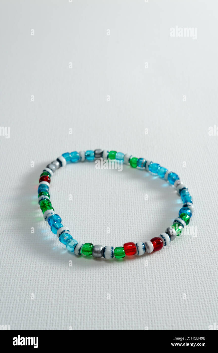 Un studio photo d'un bracelet cordon transparent multicolore Banque D'Images