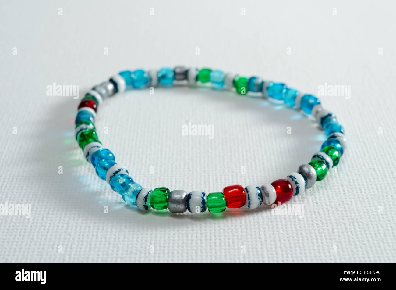 Un studio photo d'un bracelet cordon transparent multicolore Banque D'Images