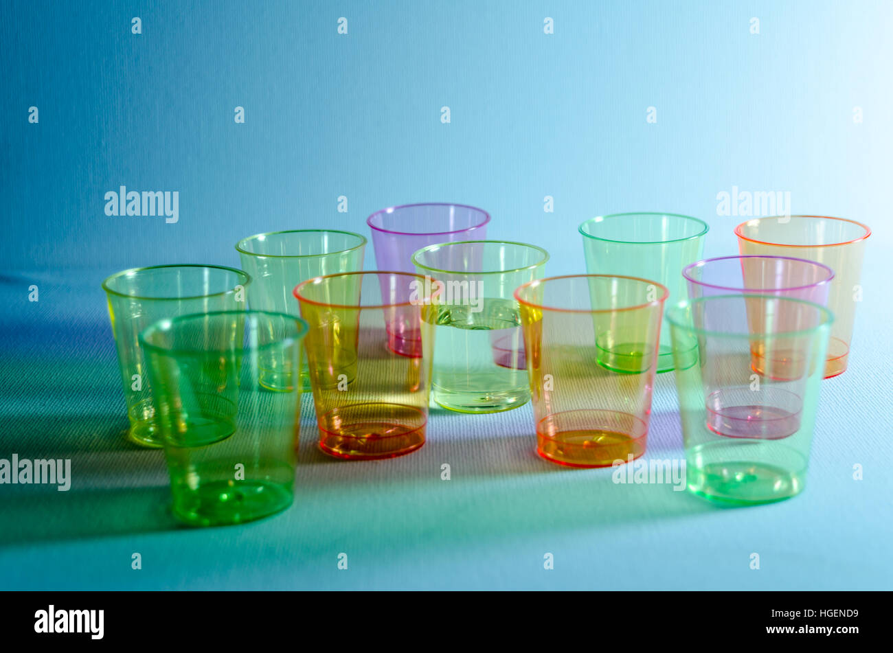Une photographie de plastique multicolore 'Shot' Conteneurs, illuminé par l'éclairage bleu Banque D'Images