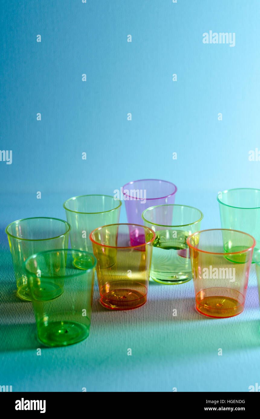 Une photographie de plastique multicolore 'shot' conteneurs, illuminé par l'éclairage bleu Banque D'Images
