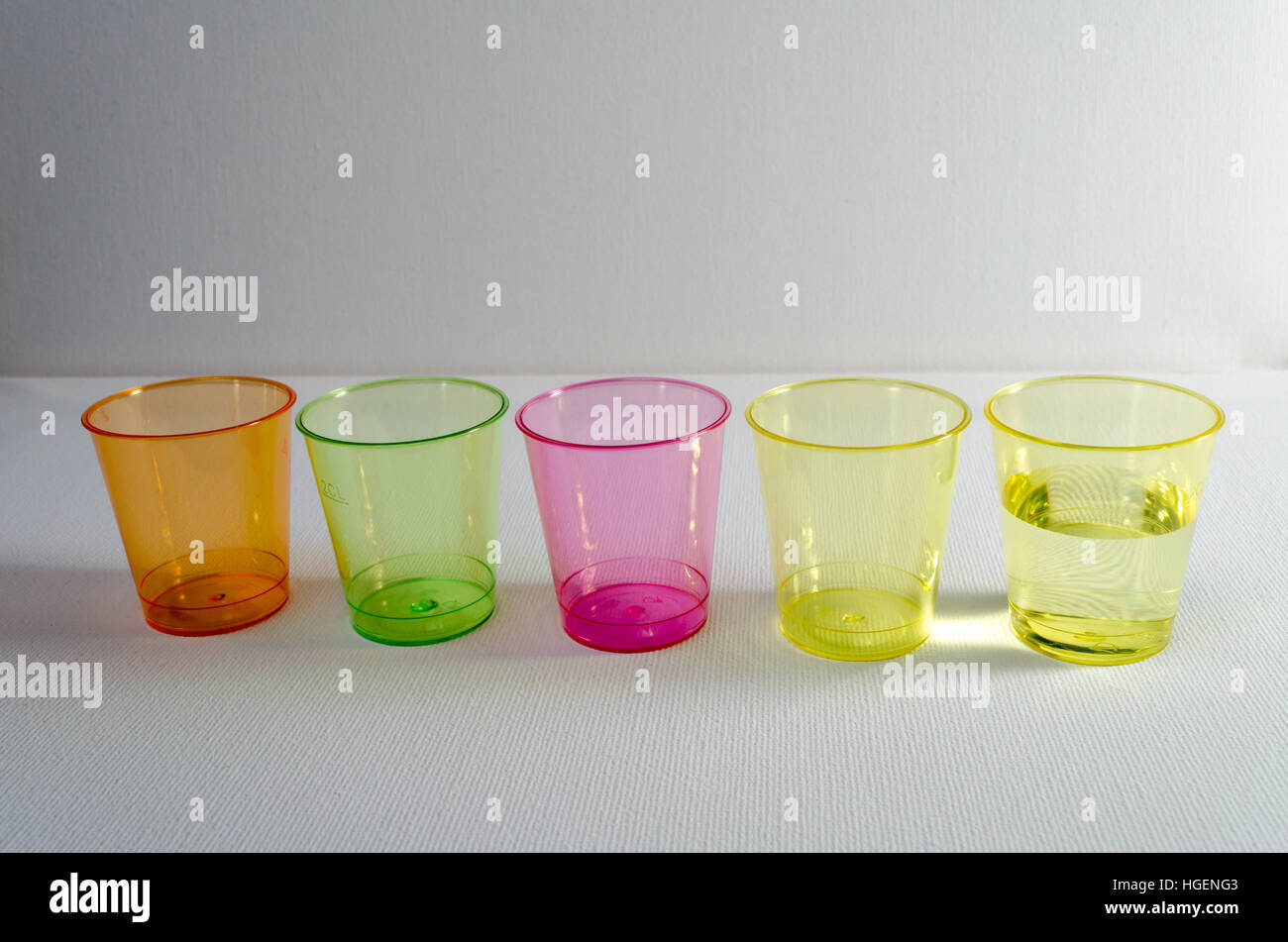Une photographie de plastique multicolore 'shot' conteneurs Banque D'Images