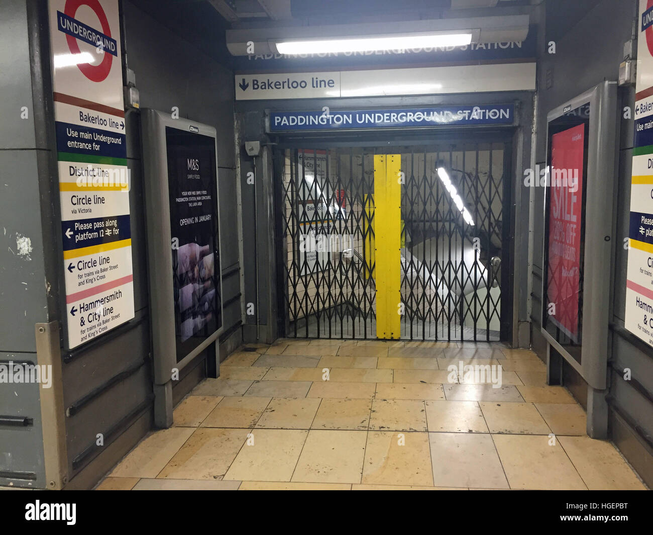 Portes fermées à la station de métro de Paddington de Londres comme une grève de 24 heures en métro ont continué à paralyser les services du tube et provoquer le chaos de voyage pour des millions de banlieusards. Banque D'Images