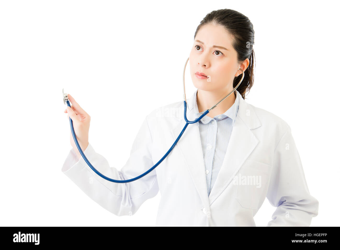 Femme asiatique réussie utilisation médecin stéthoscope pour l'auscultation. isolé sur fond blanc. concept de la médecine et de la santé Banque D'Images Femme asiatique réussie utilisation médecin stéthoscope pour l'auscultation. isolé sur fond blanc. concept de la médecine et de la santé Banque D'Images