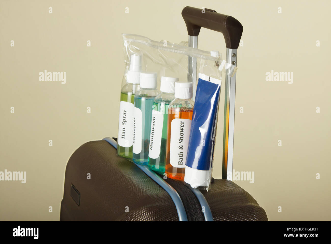 Liquides cosmétique en sachet. Vérification de sécurité liquide à l'aéroport Banque D'Images