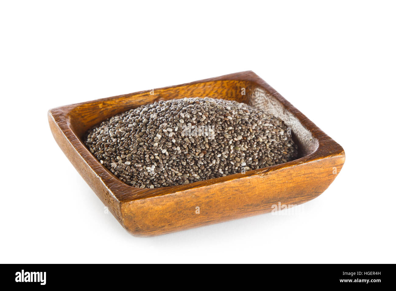 Les graines de Chia dans bol en bois isolé sur fond blanc Banque D'Images
